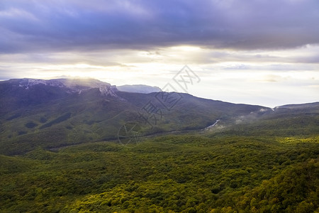 在森林山坡查特尔达格德默吉上图片