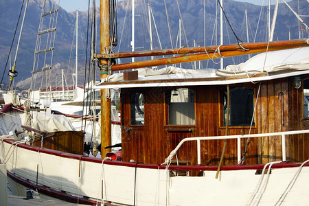 黑山巴尔海上的旧木船图片