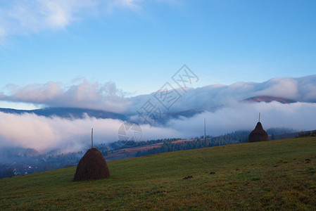 山村的秋景山坡上的干草堆图片