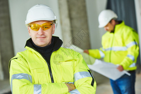 一个室内建筑工地的年轻男建筑工程师图片