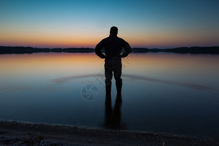 人日落时在湖水中他与人同在图片