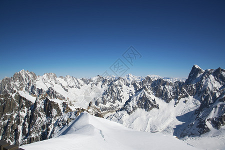 来自法国的法国阿尔卑斯山专属滑雪胜地的景色图片