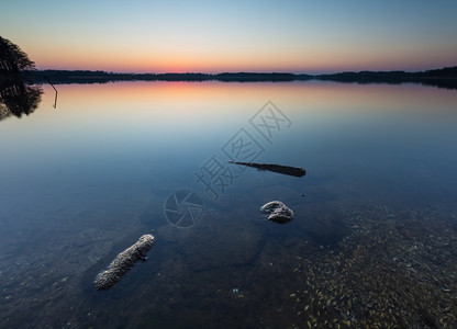 日落时景美丽的湖景图片