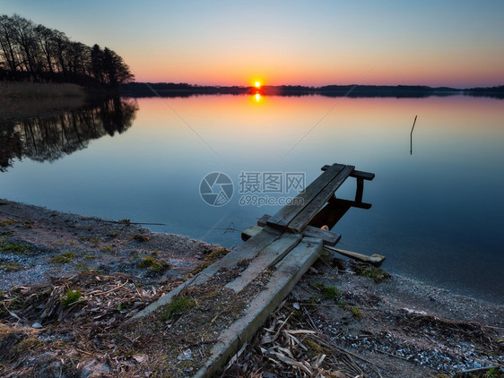 日落时景美丽的湖景图片