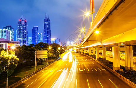 现代城市高架道路上的交通路线背景图片