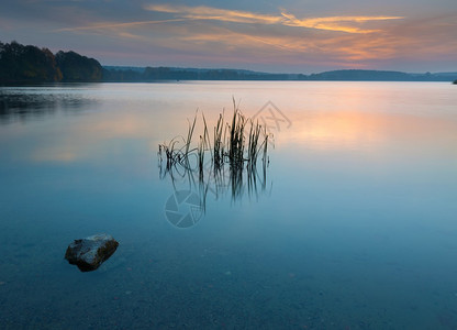 美丽的湖日出与水中的天空反射平息了Mazury湖区典型的抛光图片