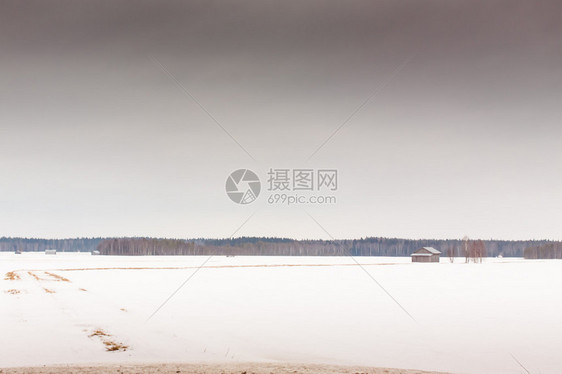 一条农用机械的道路在雪下非常缓慢地出现图片