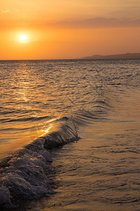 日落在热带海的美好的风景图片