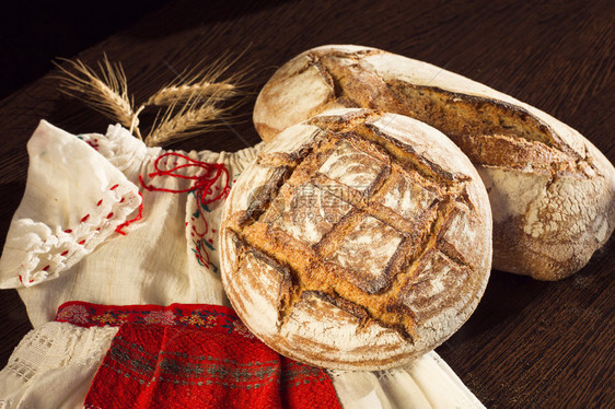 传统女孩服装上的乡村面包和小麦图片