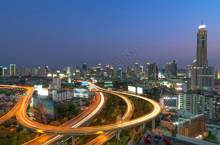 曼谷市风景桥的曲线商业区紧靠着这个地盘这图片