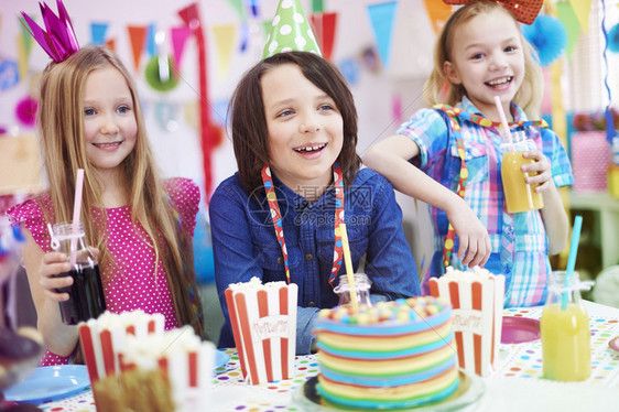 儿童在生日聚会上一起庆祝图片