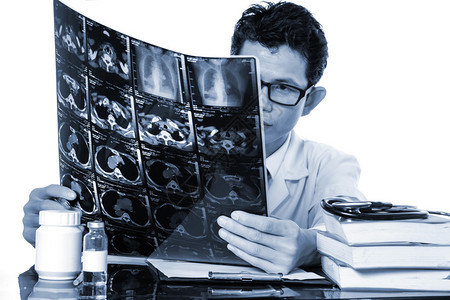 医生正在观看病人的X光片图片