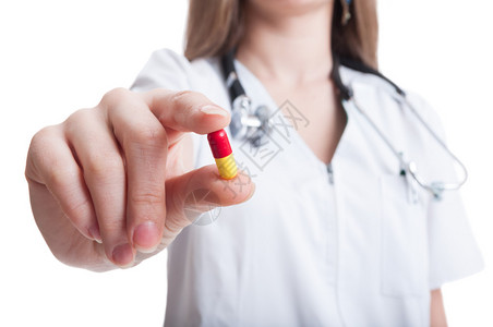 拿着一粒抗生素红色和黄色药丸的妇女手特写镜头图片