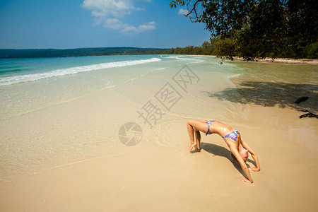 夏季在柬埔寨热带高岛沙滩上做瑜伽暑期班Chakraas背景图片