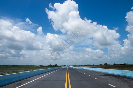 道路指示标空旷的道路与蓝天背景