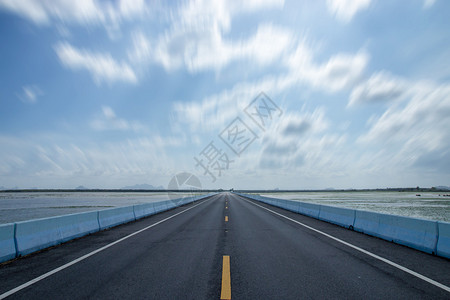 道路指示标空旷的道路与蓝天背景