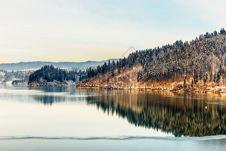 在湖的冬天日出图片