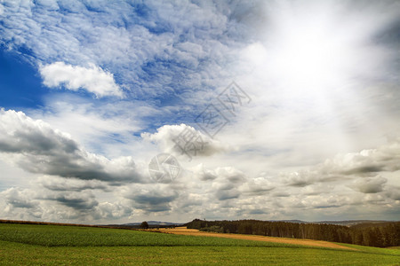 与绿草太阳和云彩的夏天风景图片