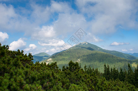 美丽的山地景观海平面可见山图片