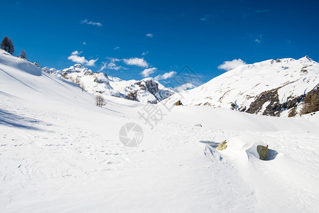 在阳光明媚的日子和大量白雪皑的意大利高山弧上图片