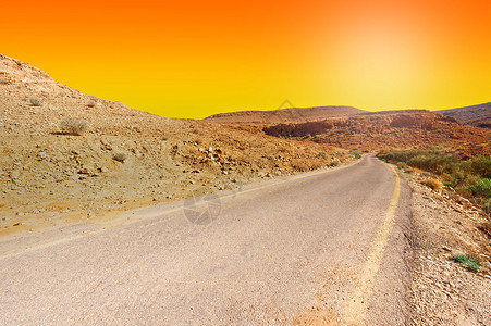 日落时朱迪亚山沙丘蜿蜒的道路图片