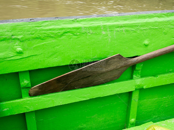 航行时木桨靠在船边图片