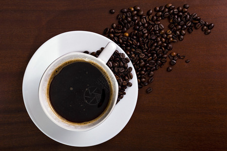 一杯咖啡咖啡豆洒了背景图片