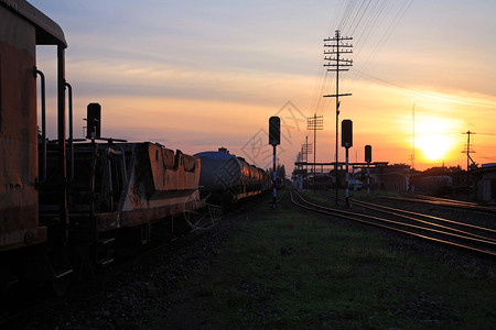 日落和黄昏的天空火车站附近的图片