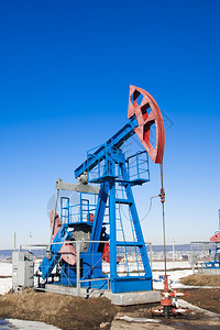 在蓝天背景的油泵图片