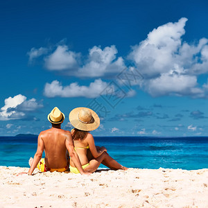 塞舌尔热带海滩上的一对夫妇La图片