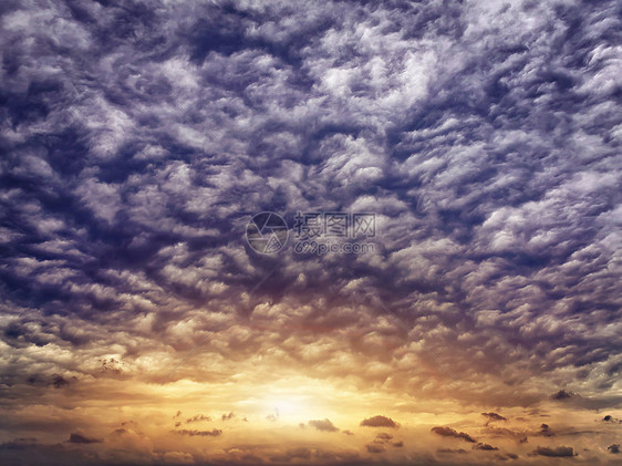 卷曲雨云间夕阳图片