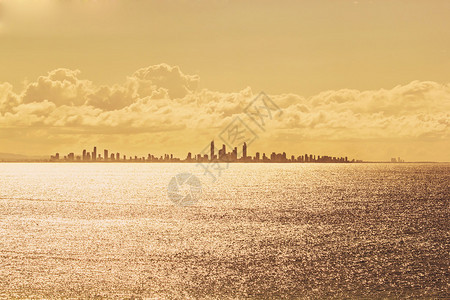 日落时的黄金海岸城市天际线图片