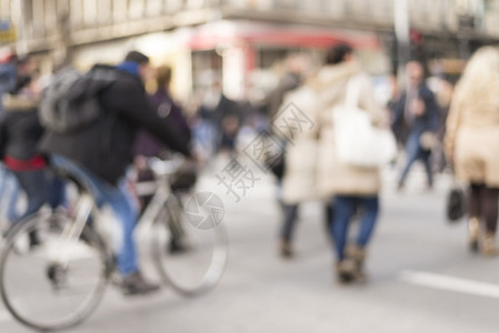 城市通勤者都市街道景象的图片