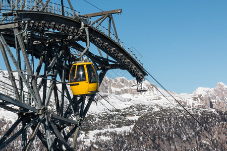 上山顶的黄色缆车滑雪缆车图片