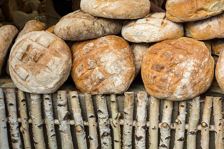 传统烤制的乡村面包图片