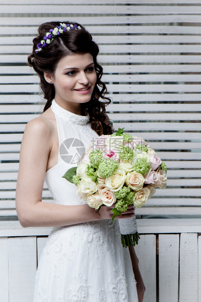 美丽的新娘与鲜花图片