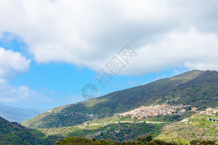 春天与西里岛萨沃卡村的山景图片