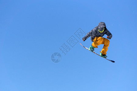 雪地公园的滑雪者图片