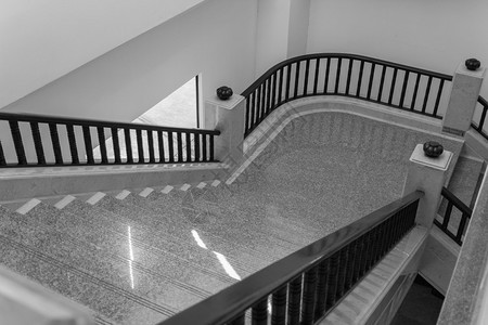 楼梯台阶和栏杆的室内设计图片