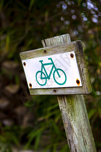 乡村木柱上的自行车标志图片