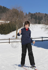 搞笑的小孩在冬天在山上的白雪上滑雪图片