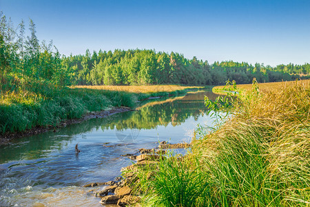 一个小河流Mezhuye背景图片