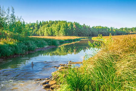 一个小河流Mezhuye背景图片