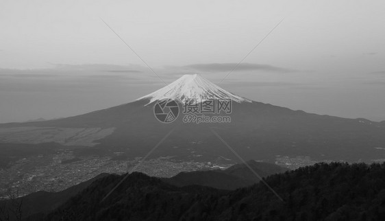 春季从米苏奇山Mitsutoge看到富图片