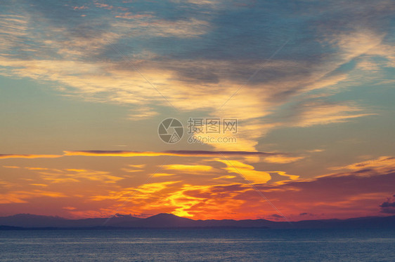 希腊海岸的美丽日落与海水相图片