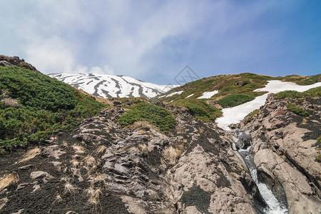 冰雪融化和雨水在火山冷冻的熔岩图片