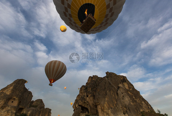 在著名的Capapadocia山洞别墅的土耳图片