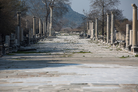 列古代以弗所的街道废墟图片