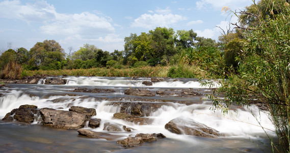 著名的波帕瀑落在纳米比亚北部卡图片