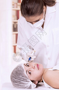 躺着的年轻女孩准备在脸上注射化妆图片